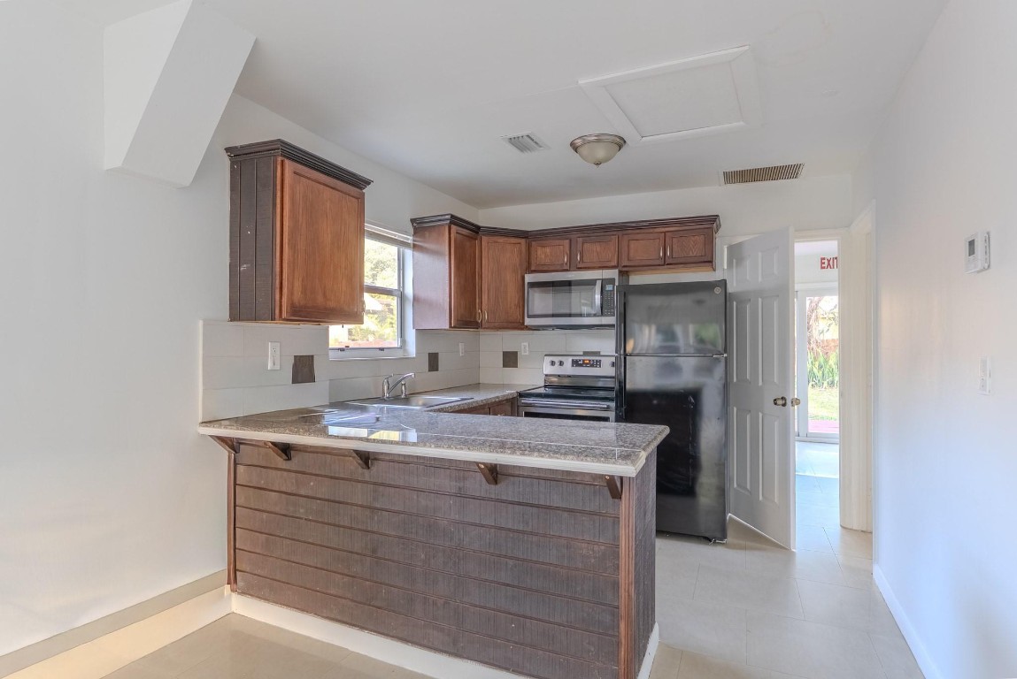 HOLLYWOOD LITTLE RANCHES - Residential