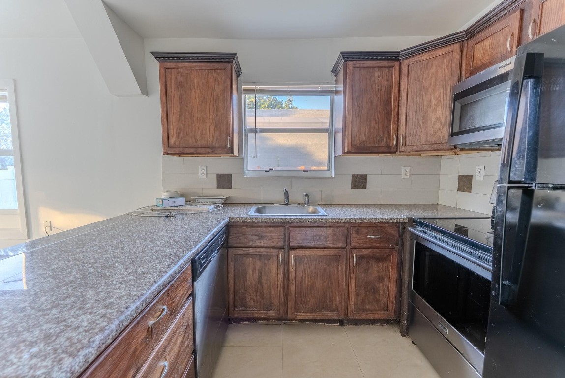 HOLLYWOOD LITTLE RANCHES - Residential