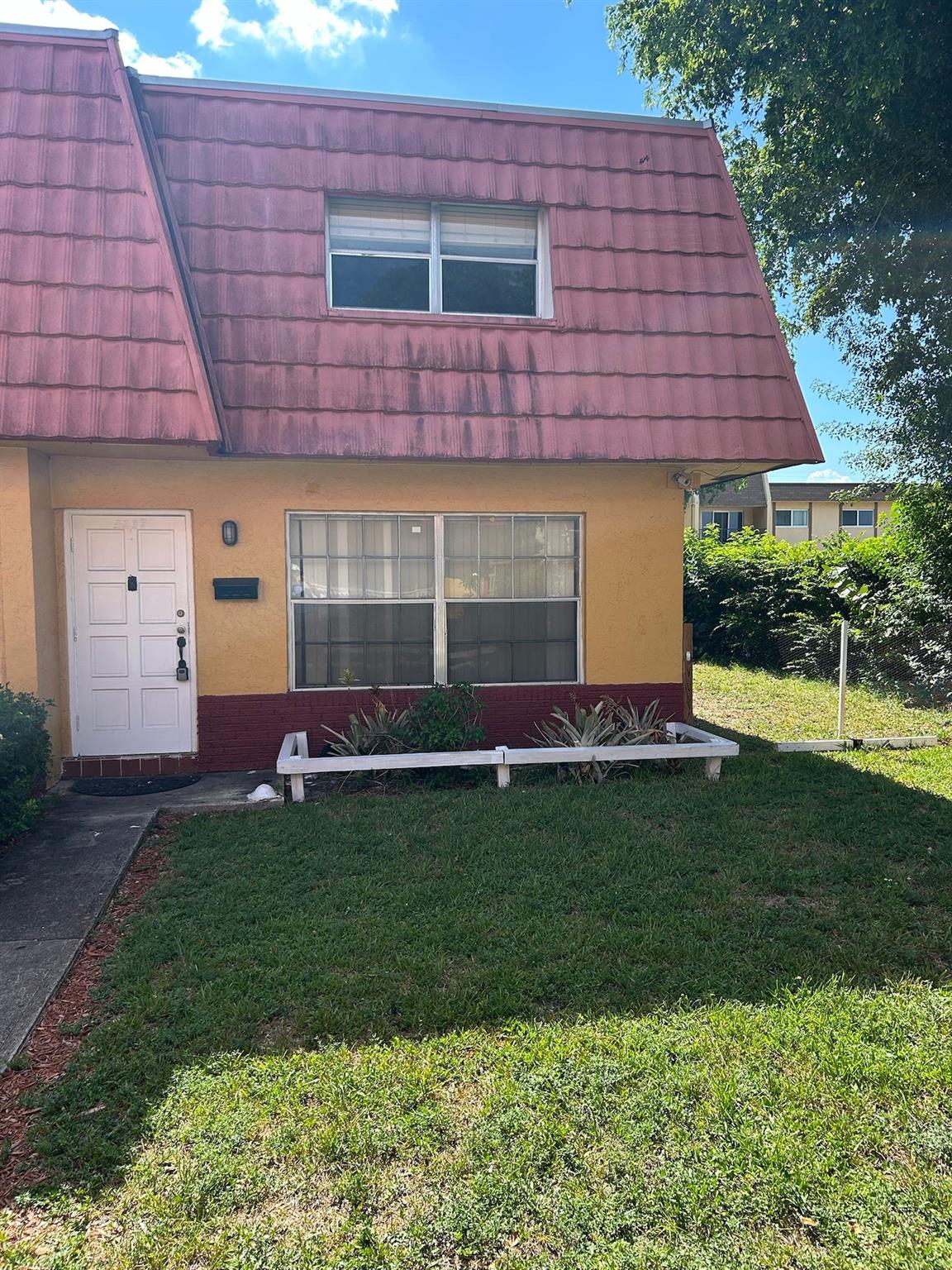 Specious, freshly painted, washer dryer, private yard, very quite dead end street.