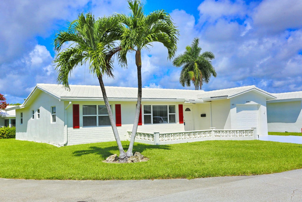 Photo of 1015 SW 16th Street, Boynton Beach, FL 33426 (MLS # B26078998)