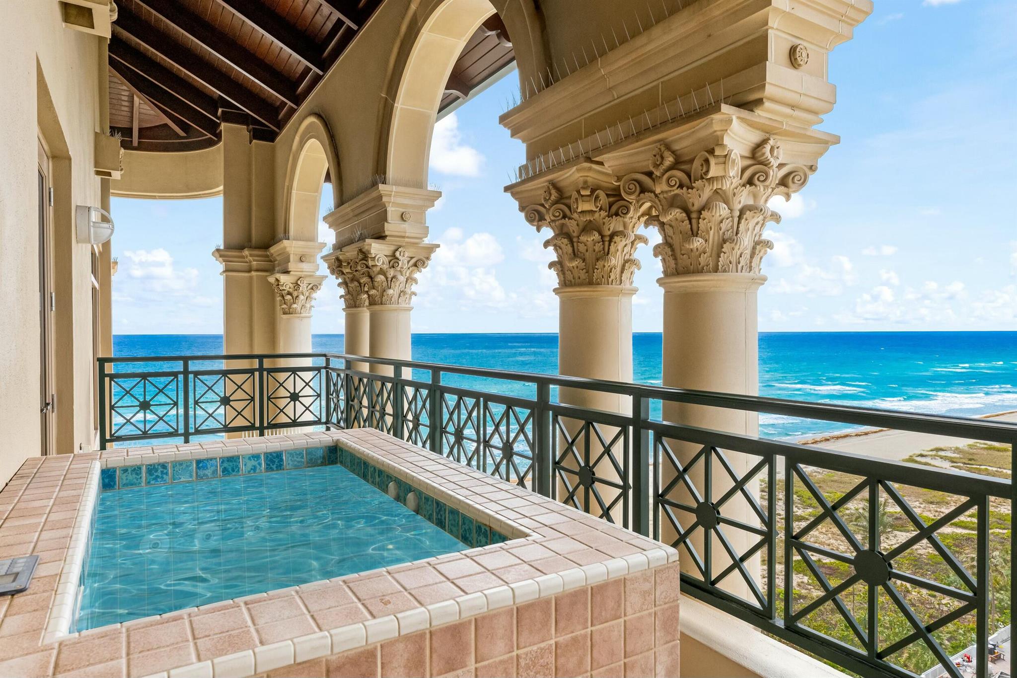 Luxuria - Residential