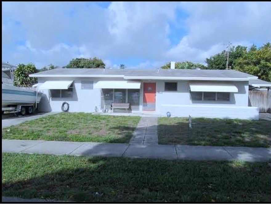 Great 4 Bedroom, 2 Bathroom House, with split bedroom plan, fenced in yard, centrally located near shops, beach, major roads, etc.