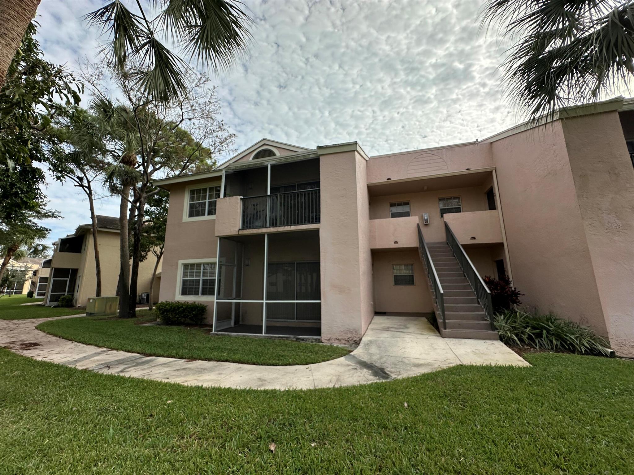 GATED COMMUNITY, BEAUTIFUL 1 BR CONDO UNIT, WALK-IN CLOSET, SCREENED-IN PATIO + STORAGE, WASHER/DRYER IN THE UNIT, RENT INCLUDES: WATER, CABLE, HIGH SPEED INTERNET AND PEST CONTROL, COMMUNITY OFFERS: 2 SWIMMING POOLS, HOT-TUB, TENNIS, FITNESS ROOM, BBQ AREA, ONSITE MANAGER.