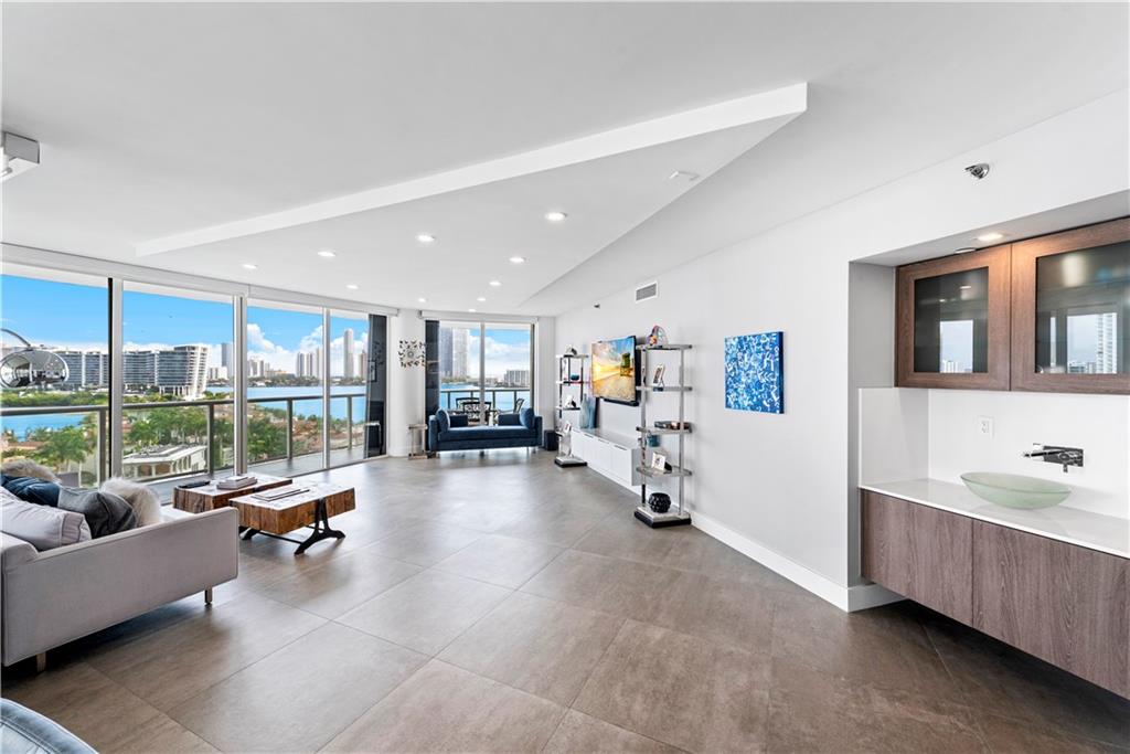 Williams Island - Residential
