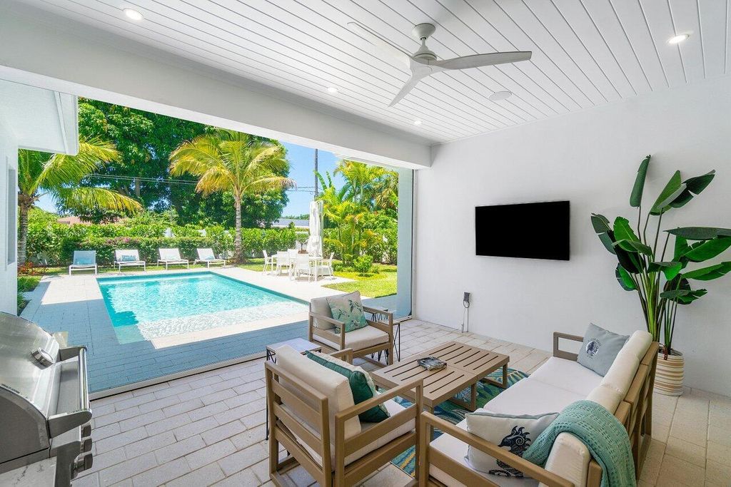 Photo of 255 NE 15th Street, Delray Beach, FL 33444 (MLS # R11035300)