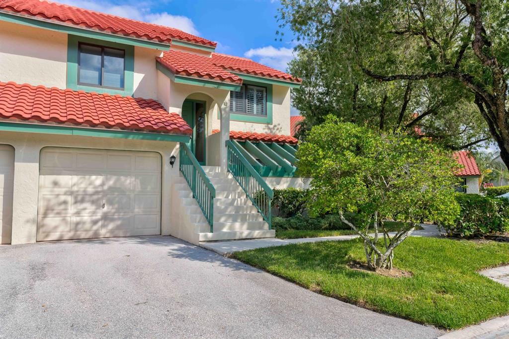 Photo of 25 Lexington Lane W #H, Palm Beach Gardens, FL 33418 (MLS # R10757225)