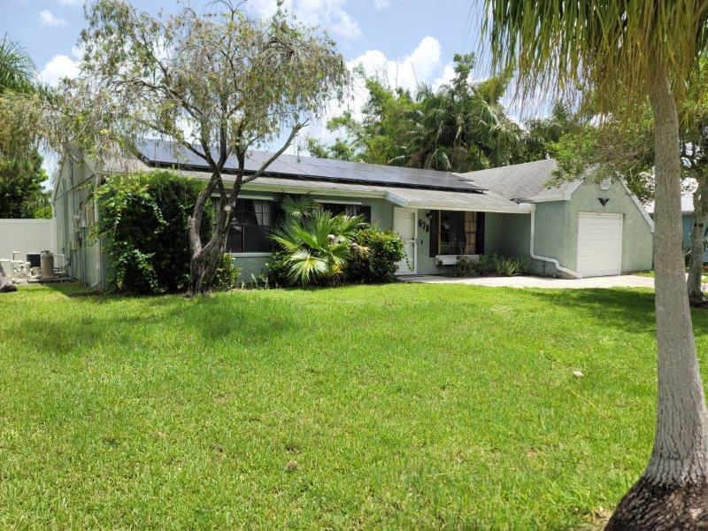 Come check out the Charm in this home, 2-2-1 POOL home with a fenced back yard, granite counter tops in kitchen, updated bathrooms, this home is within Parks Edge Community offering, Club House, pool, tennis courts, and shuffle board, all for a LOW HOA fee, 18.75 a month. Convenient location for shopping, restaurants and parks, washer and dryer do not convey