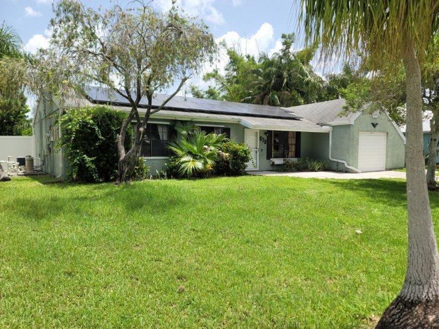 Come check out the Charm in this home, 2-2-1 POOL home with a fenced back yard, granite counter tops in kitchen, updated bathrooms, this home is within Parks Edge Community offering, Club House, pool, tennis courts, and shuffle board, all for a LOW HOA fee, 18.75 a month. Convenient location for shopping, restaurants and parks, washer and dryer do not convey