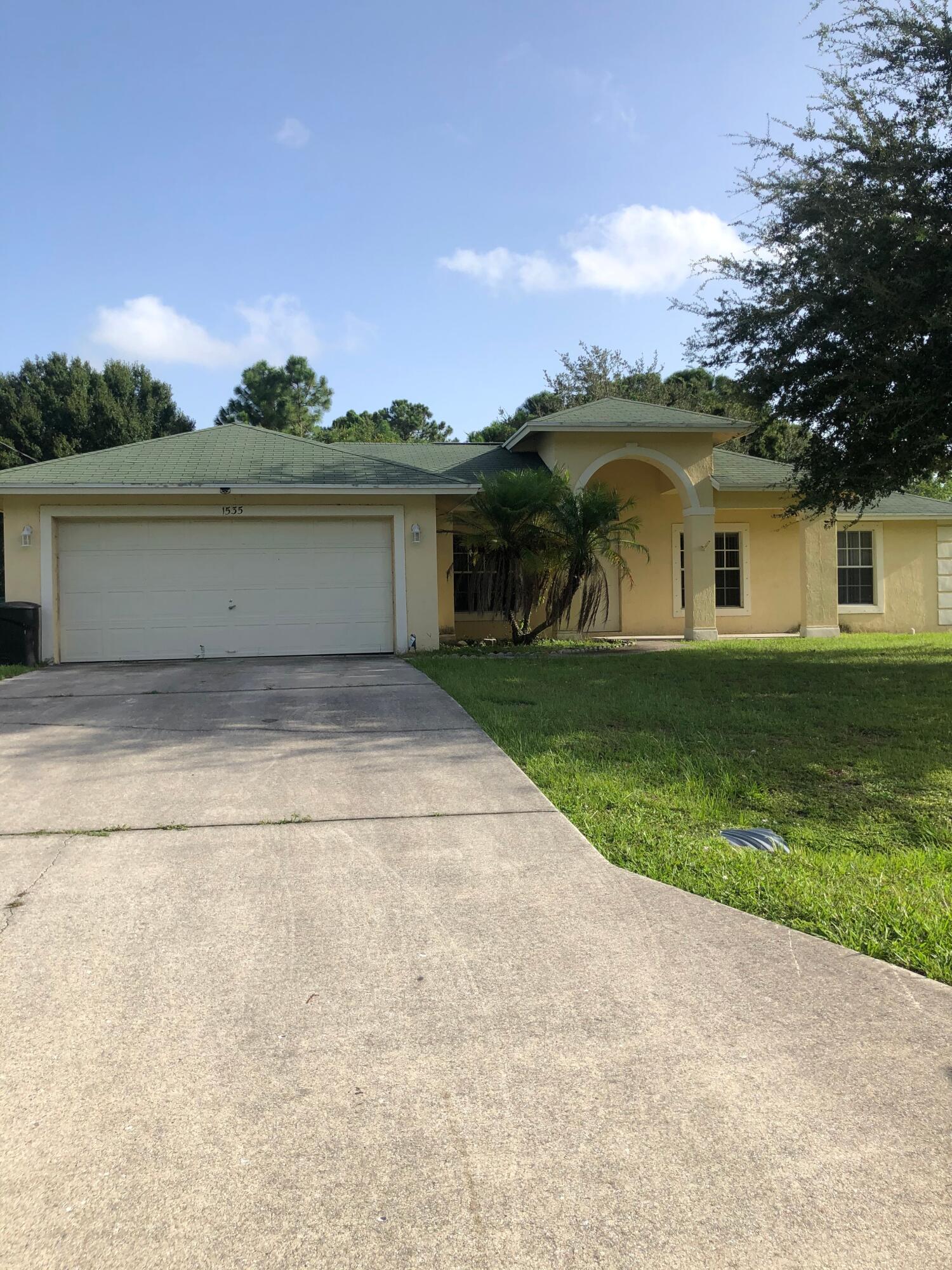 3 BEDROOM HOUSE LOCATED CLOSE TO BECKER. TILE FLOOR IN COMMON AREAS AND CARPET IN BEDROOMS. HOUSE HAS LARGE KITCHEN WITH EAT-IN AREA, LIVING ROOM, DINING AREA AND SPLIT BEDROOM PLAN.
