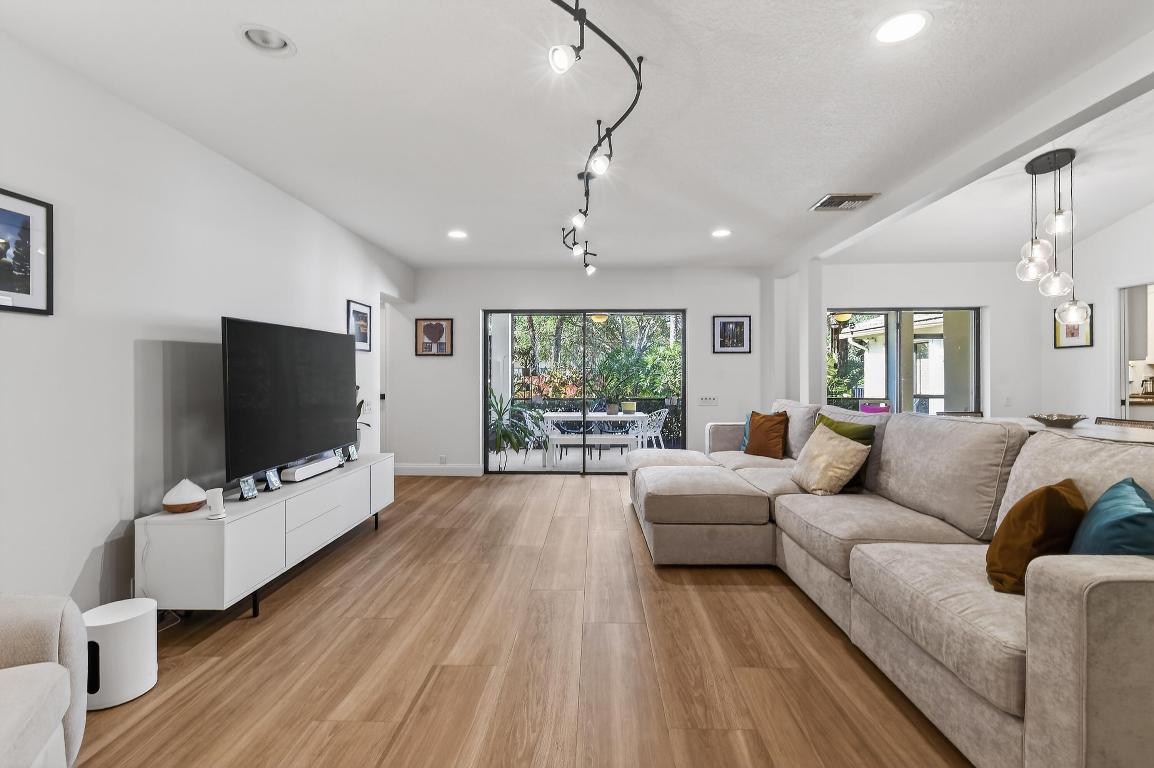 SHORES 3 - Residential