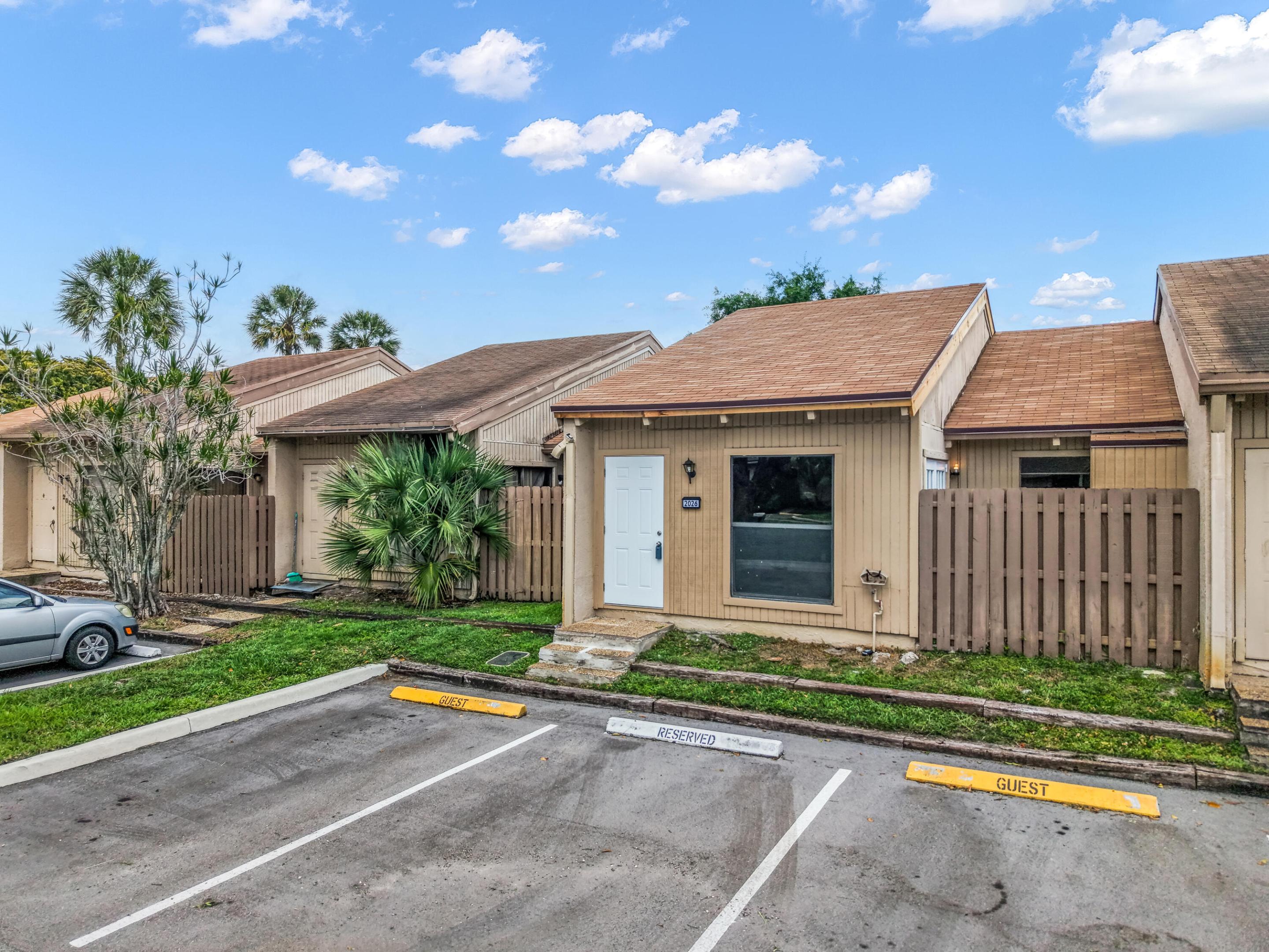 ARROWHEAD GOLF & TENNIS CLUB - Residential