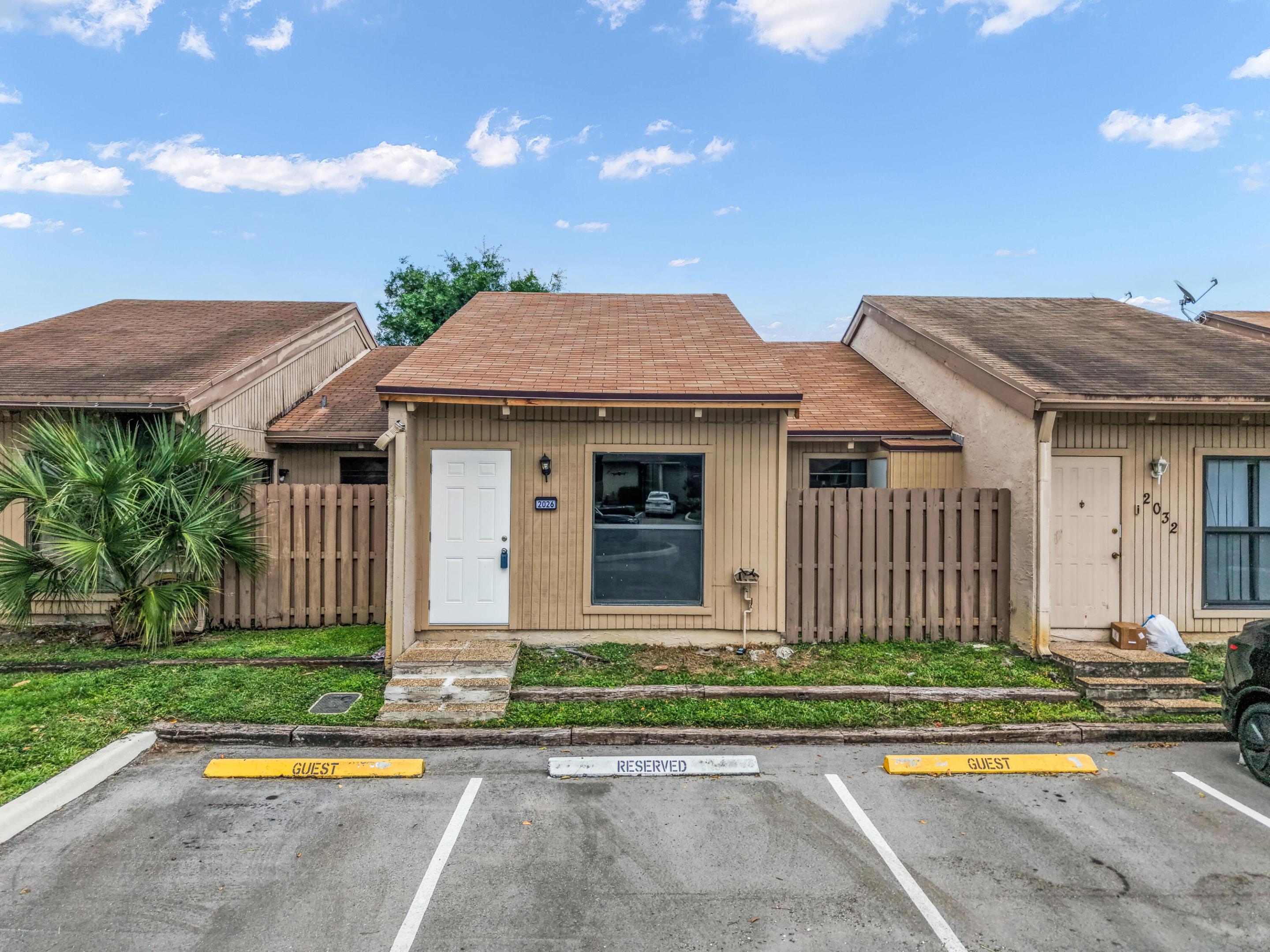 ARROWHEAD GOLF & TENNIS CLUB - Residential