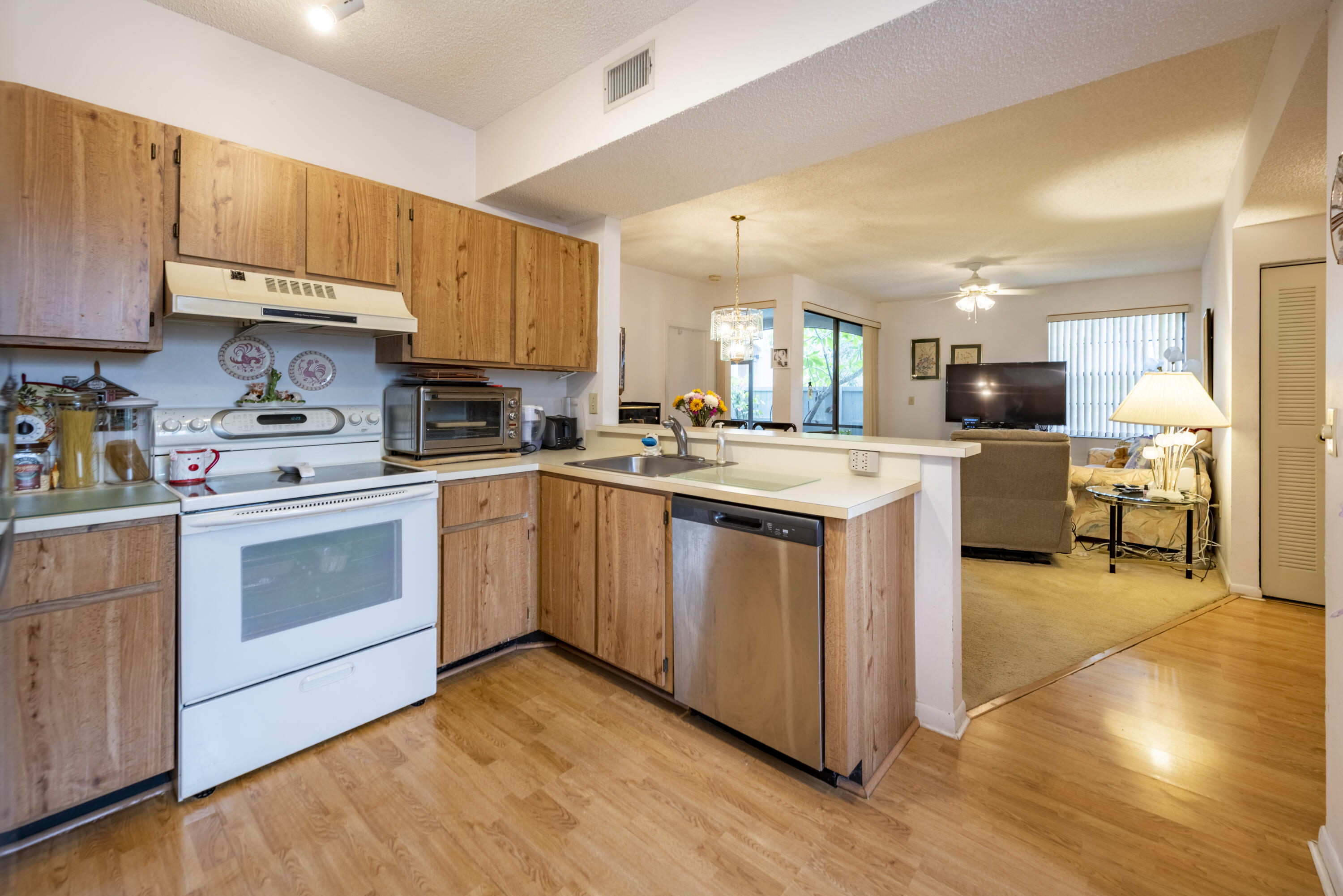11964 NW 11th Street 11964, Pembroke Pines, FL, 33026/$250,000 4 11964 NW 11th Street 11964