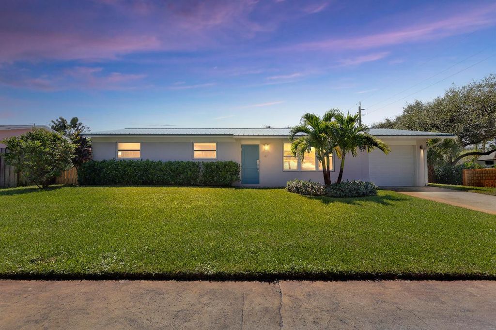 Photo of 47 Ridgewood Circle, Tequesta, FL 33469 (MLS # R10989129)
