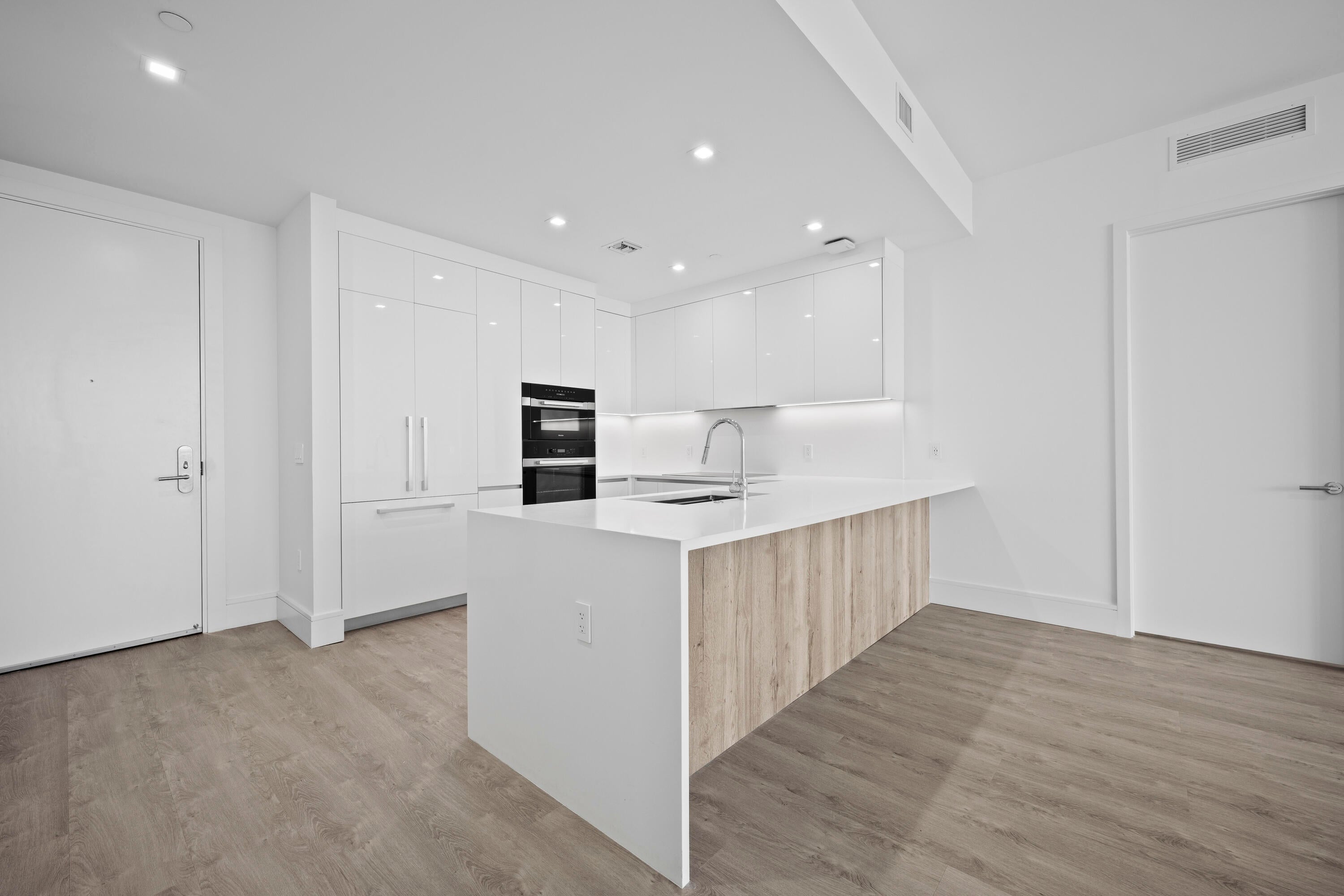220 Lake Shore Drive 813