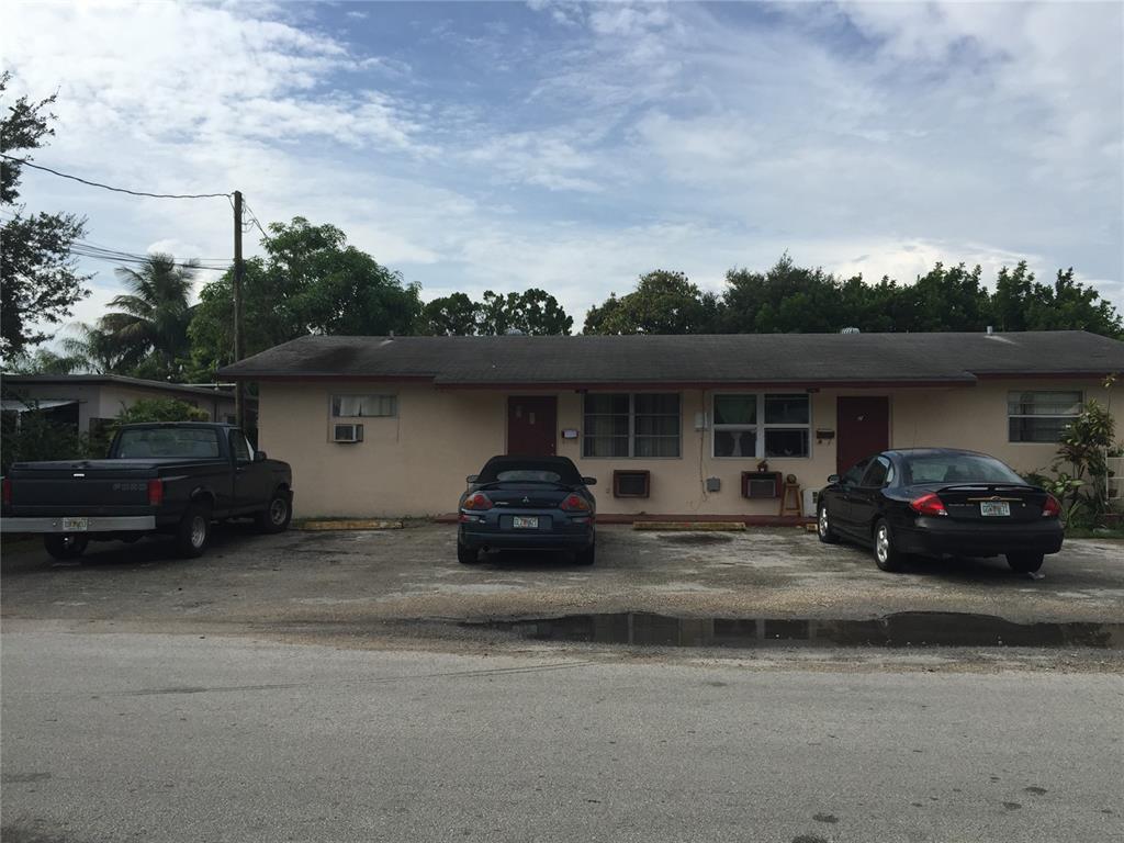 **PRICE REDUCTION**THREE SEPARATE BUILDINGS. FIVE 2/1 BATHS AND ONE EFFICIENCY. SIX ELECTRIC METERS. LOTS OF UPSIDE POTENTIAL. PLEASE VIEW ATTACHED OFFER MEMORANDUM FOR ALL SALIENT DATA.TILE FLOORS AND SOME CARPET IN FEW BEDROOMS. UNITS ARE WELL MAINTAINED . LARGE 2/1'S . EFFICIENCY PAY OWN ELECTRIC.
OWNER WILL LOOK AT ALL OFFERS.