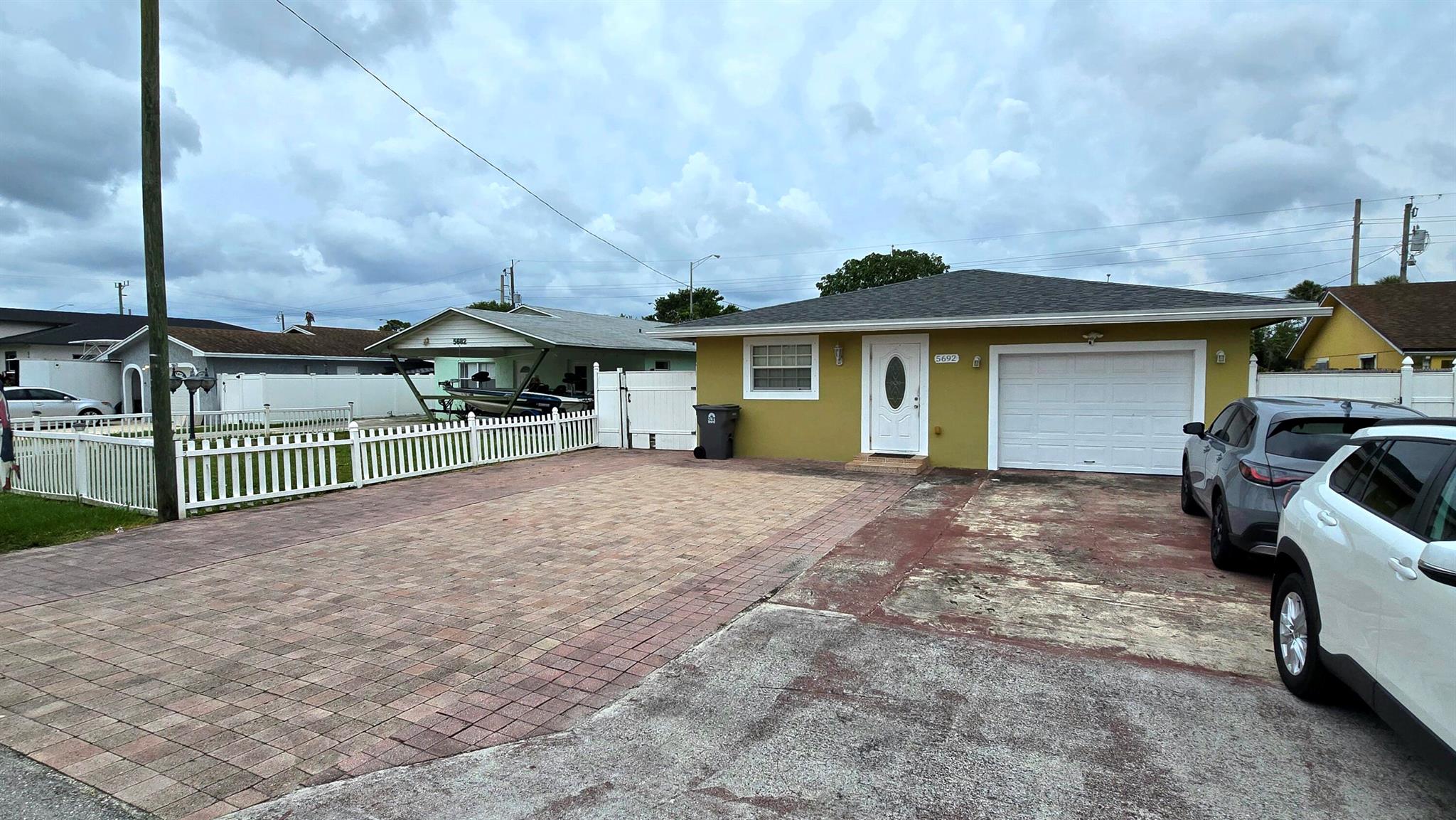 5692 Coconut Road