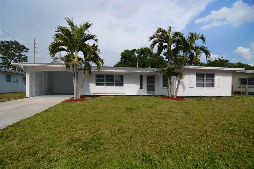 Photo of 209 Arbor E Avenue, Fort Pierce, FL 34950 (MLS # R10708932)