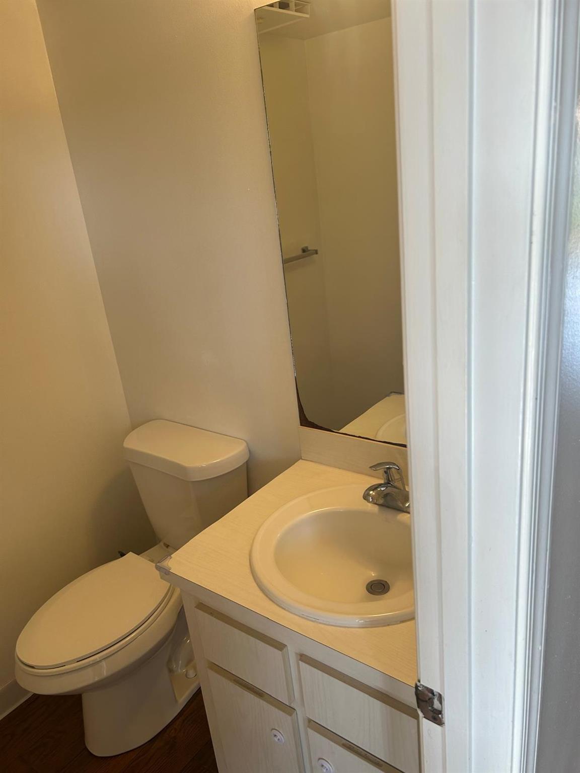 Lovely one bedroom apt. Laminate floor.Powder room.located in central Coral Springs.Community pool Gym.Assigned parking.Make it your home today