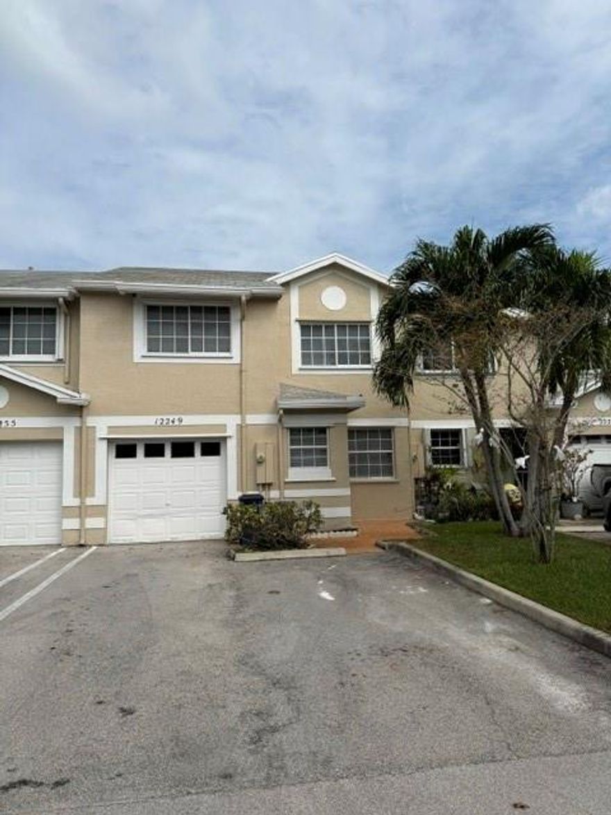Beautiful 3\2\1 town house in a Great neighborhood in Cooper City 
Freshly Renovated withe first floor brand new tile and second floor brand new wood floors 
with brand new showers and new applinces with a nice Laundry room 
Great Place to Live .