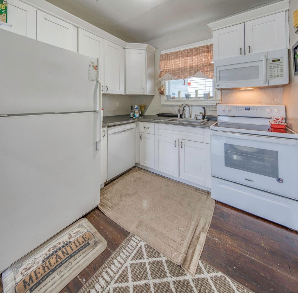 Photo of 205 N Federal Highway #B, Lake Worth Beach, FL 33460 (MLS # B26005968)