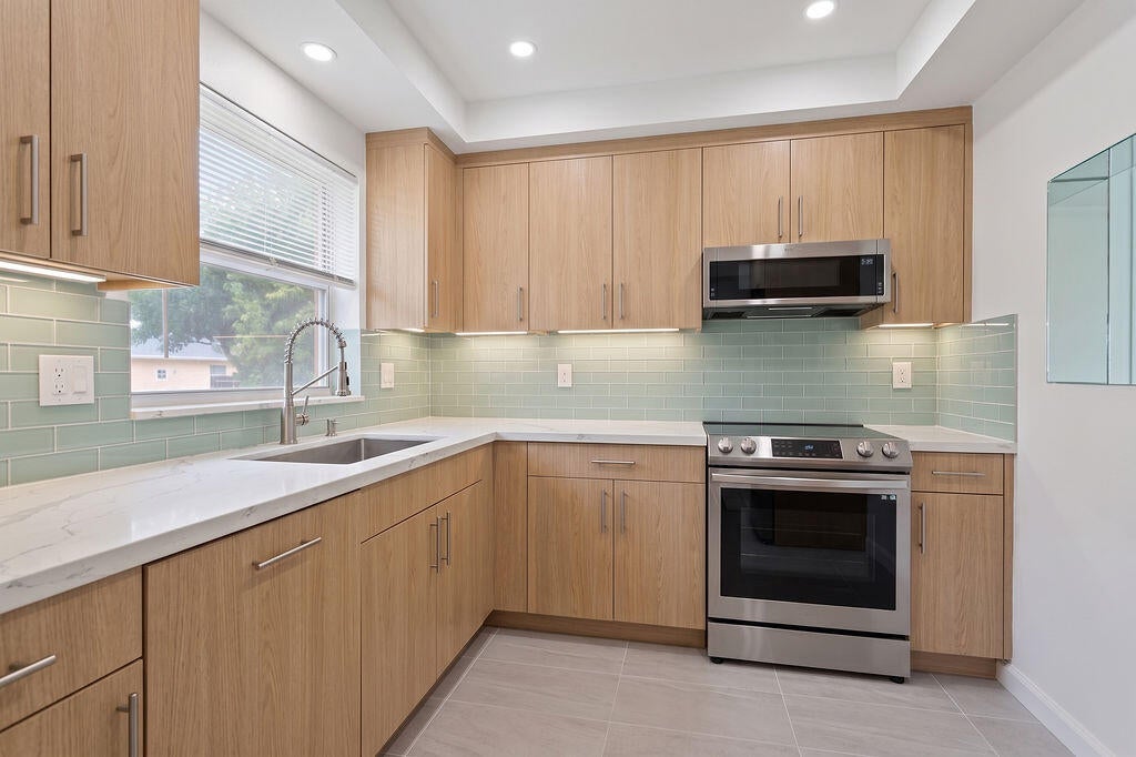 9641 SUNRISE LAKES Boulevard 208
