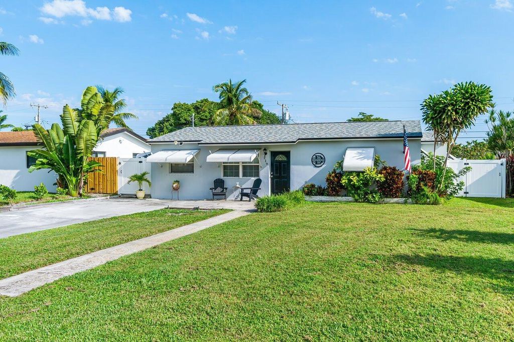Photo of 219 SE 24th Avenue, Boynton Beach, FL 33435 (MLS # R10918150)