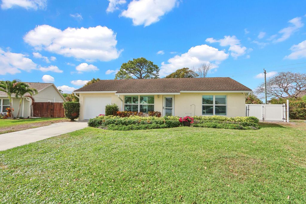Photo of 129 Village Circle, Jupiter, FL 33458 (MLS # B26002052)