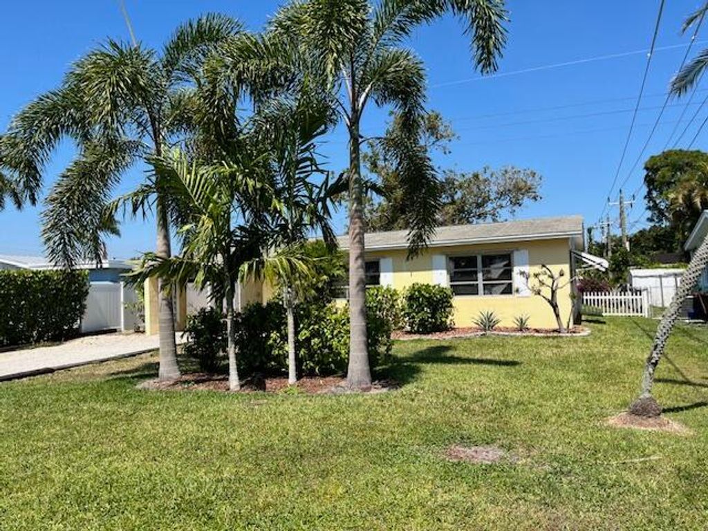 Photo of 4415 SE Beckett Avenue, Stuart, FL 34997 (MLS # R11082350)