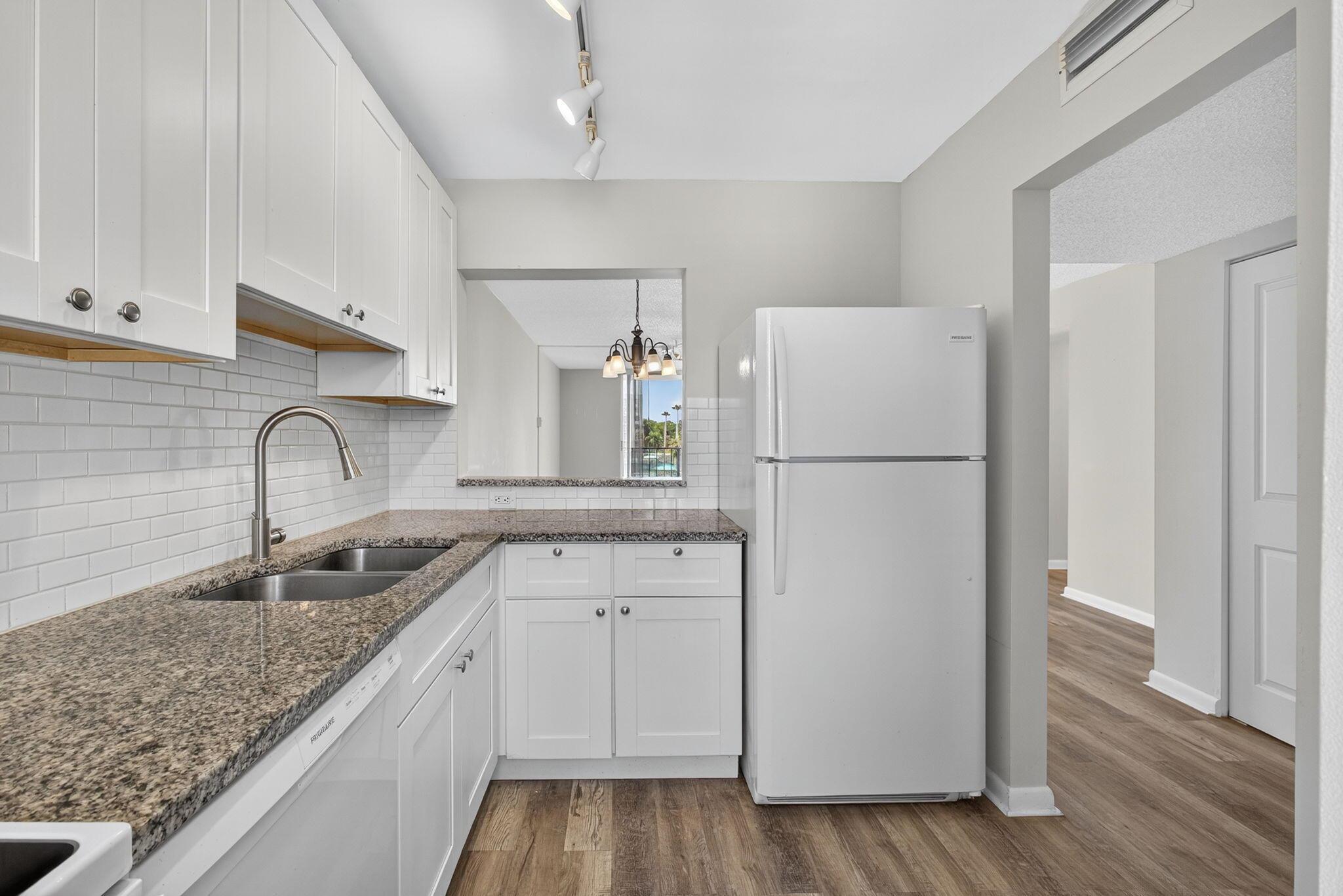 2828 Tennis Club Drive 303, West Palm Beach, FL, 33417/$212,000 2 2828 Tennis Club Drive 303
