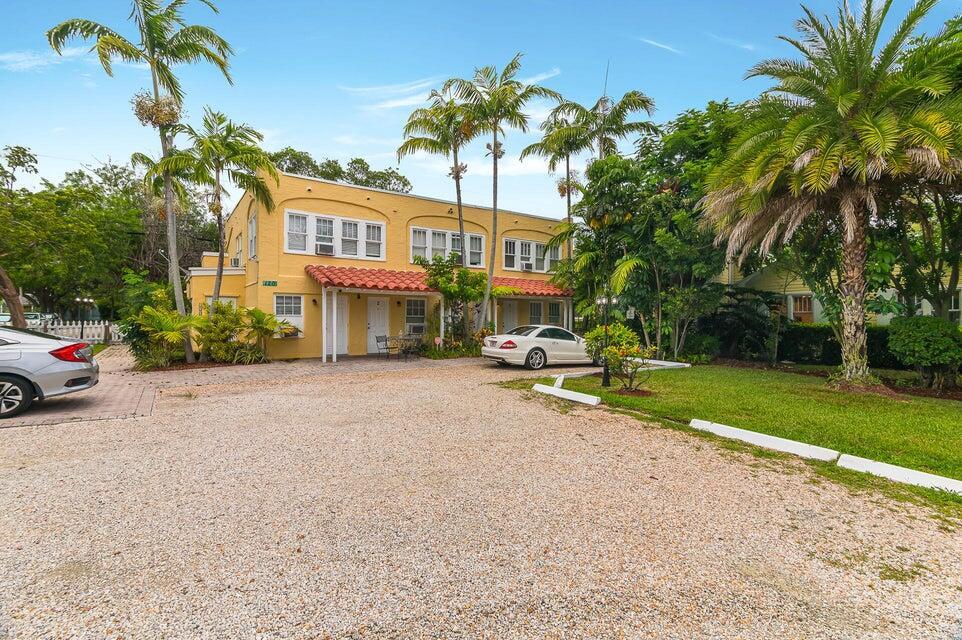 This charming one-bedroom apartment offers the perfect blend of location, convenience, and comfort. Nestled in the heart of downtown Delray Beach, you'll be just one block away from the vibrant energy of Pineapple Grove and Atlantic Avenue. Explore a variety of shops, restaurants, and cafes right at your doorstep! Plus, a relaxing day at the beach is only a 5-minute drive away. The apartment itself boasts 550 square feet of comfortable living space. The fully equipped kitchen includes a refrigerator, stove, oven, and microwave, making it easy to whip up delicious meals.