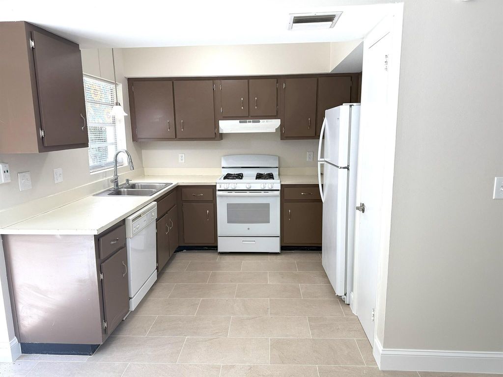 Photo of 333 NE Floresta Drive, Port Saint Lucie, FL 34983 (MLS # R11089609)