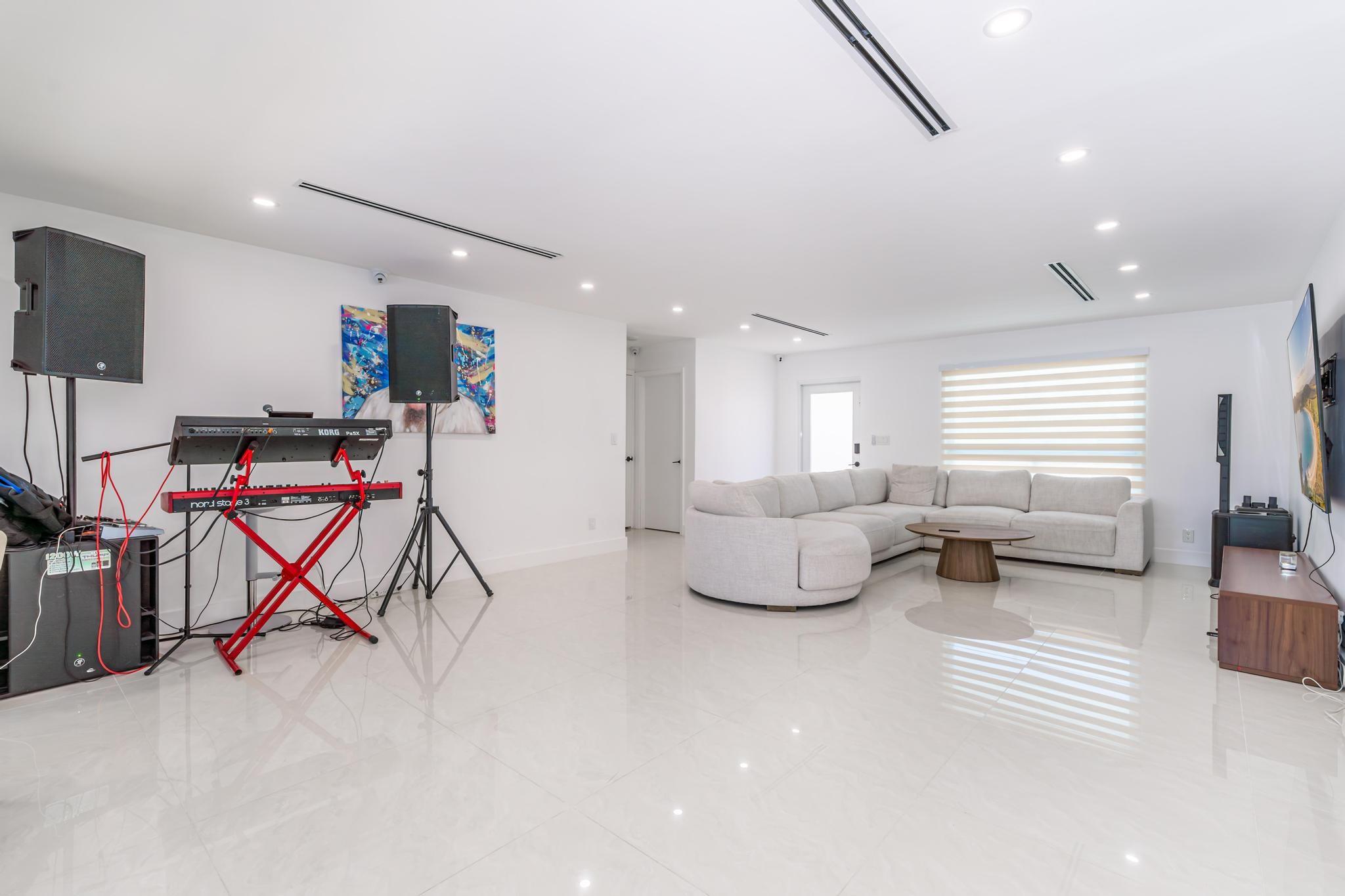 825 Argonaut Is