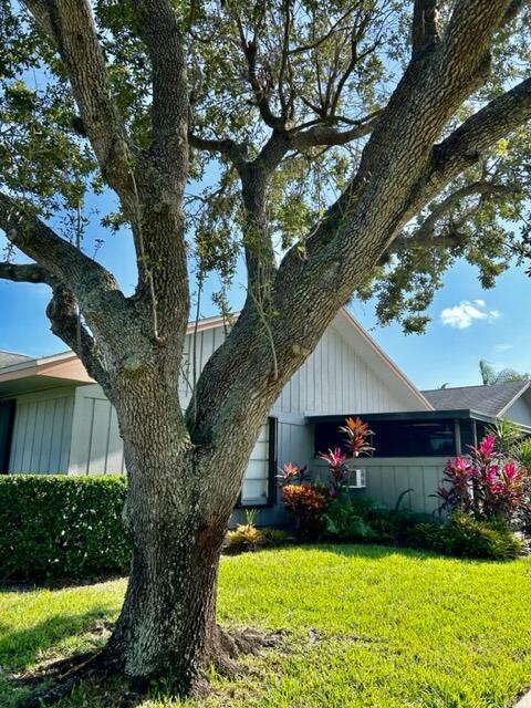 OWNER WILL CONSIDER LEASE OPTION. FURNISHED VILLA IN JENSEN BEACH! MINUTES TO DOWNTOWN STUART. UPDATED VILLA WITH BEAUTIFUL HARDWOOD AND TILE FLOORS (NO CARPET). ENCLOSED PATIO WITH A/C. LOCATED ACROSS FROM POOL. SMALL PET OK!