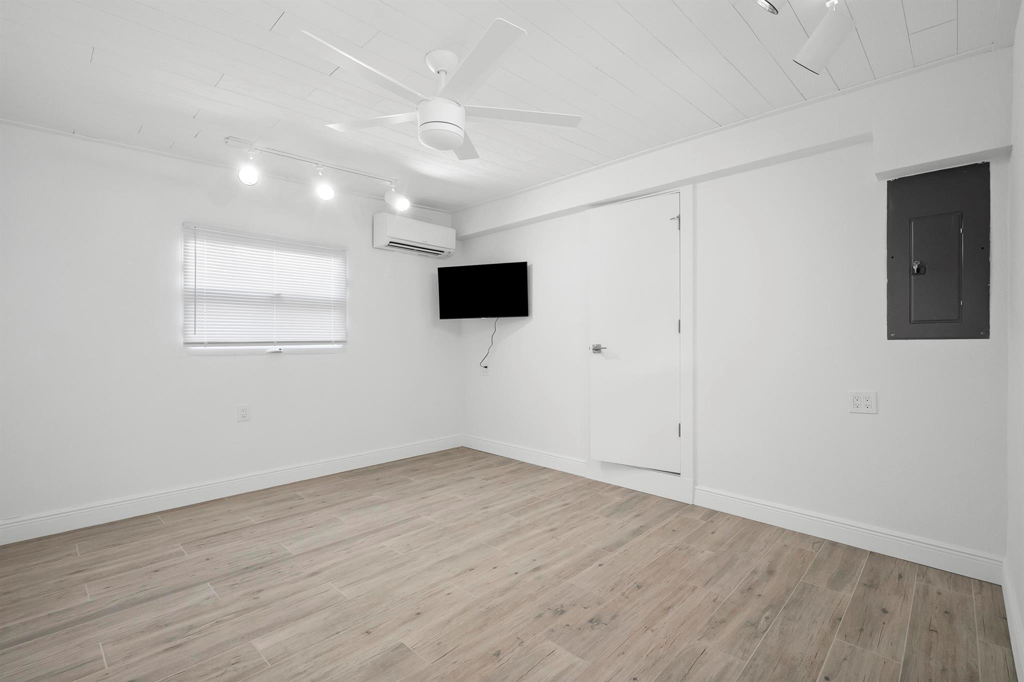 PORT SALERNO - Residential Lease