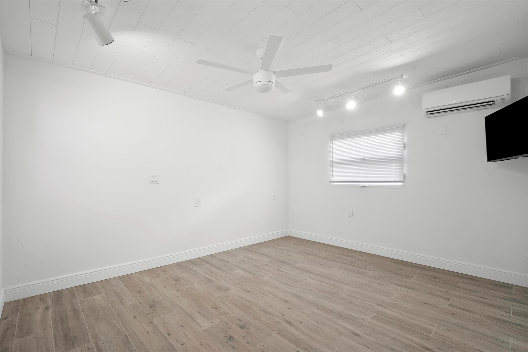 PORT SALERNO - Residential Lease