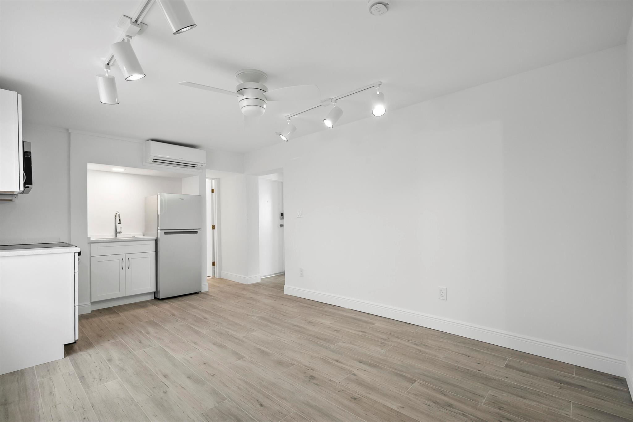 PORT SALERNO - Residential Lease