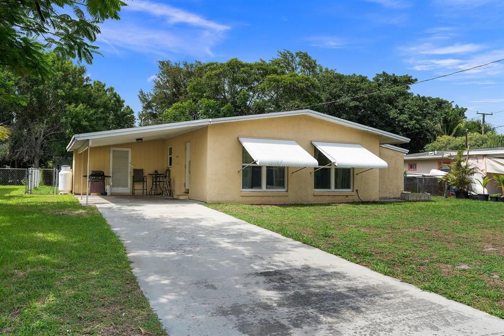 Photo of 204 Maple Avenue, Fort Pierce, FL 34982 (MLS # R10730339)