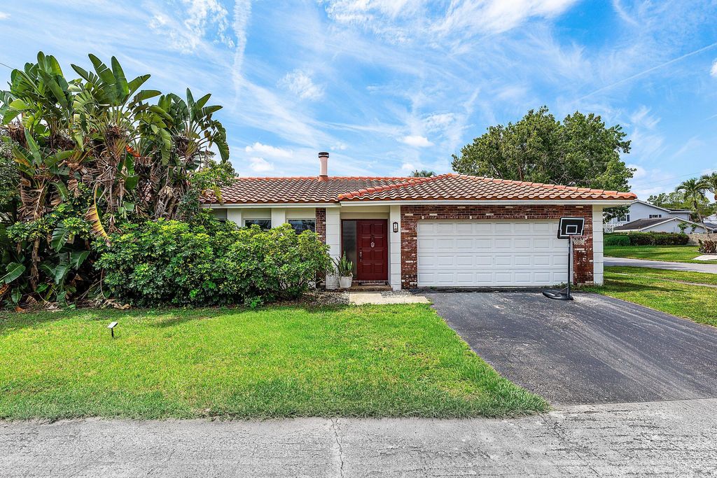 Photo of 2 Tam O Shanter Lane, Boca Raton, FL 33431 (MLS # B26030261)