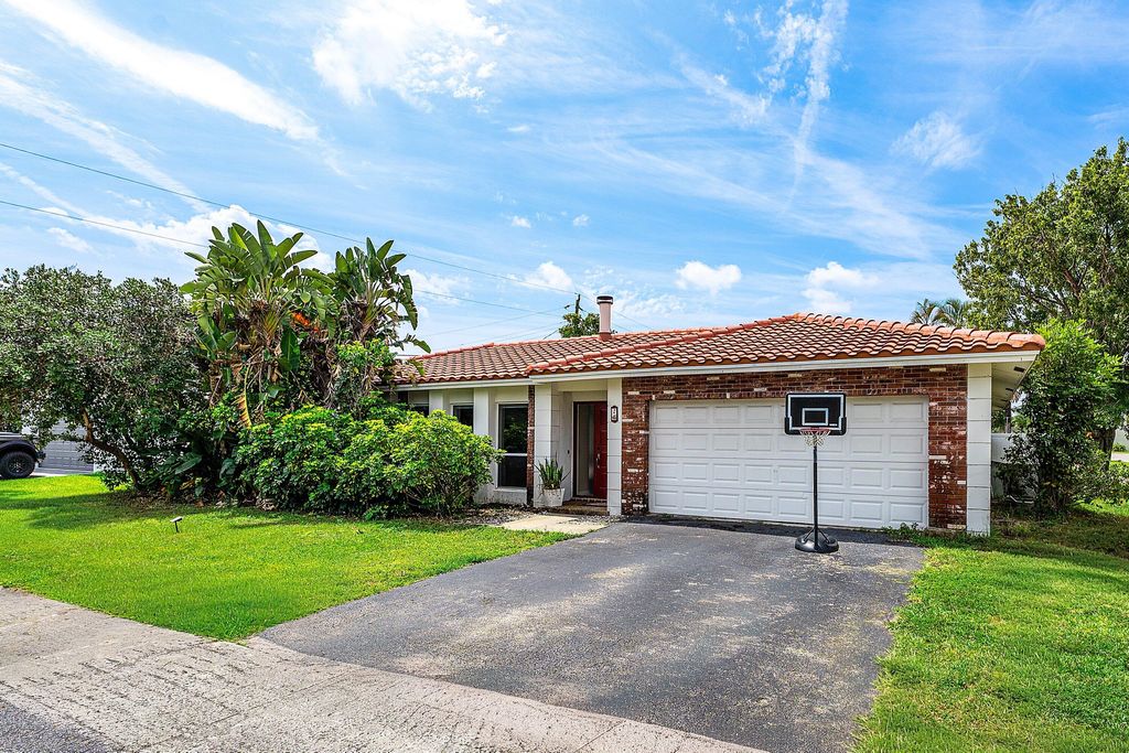 Photo of 2 Tam O Shanter Lane, Boca Raton, FL 33431 (MLS # B26030261)