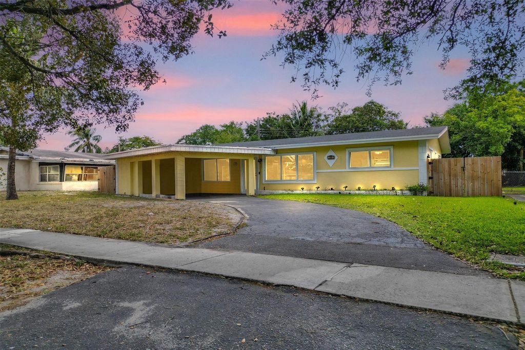 Photo of 310 SW 31st Avenue, Fort Lauderdale, FL 33312 (MLS # F10494095)