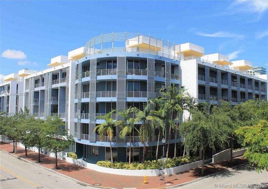 A gorgeous 2 bedroom, 2 full bath, Duplex Penthouse in excellent condition! Condominium building by award-winning architect Reinaldo Borges.Private roof-top terrace wih private Jacuzzi & barbeque! WOW! Create your own beach oasis!Marble floors, stainless steel kitchen, washer/dryer and pet friendly!The Lofts at Mayfair offers a pool, hot tub and fitness center!In the heart of Coconut Grove, in close proximity to all Miami nightlife and downtown. TENANT OCCUPIED - 24 hour notice required.