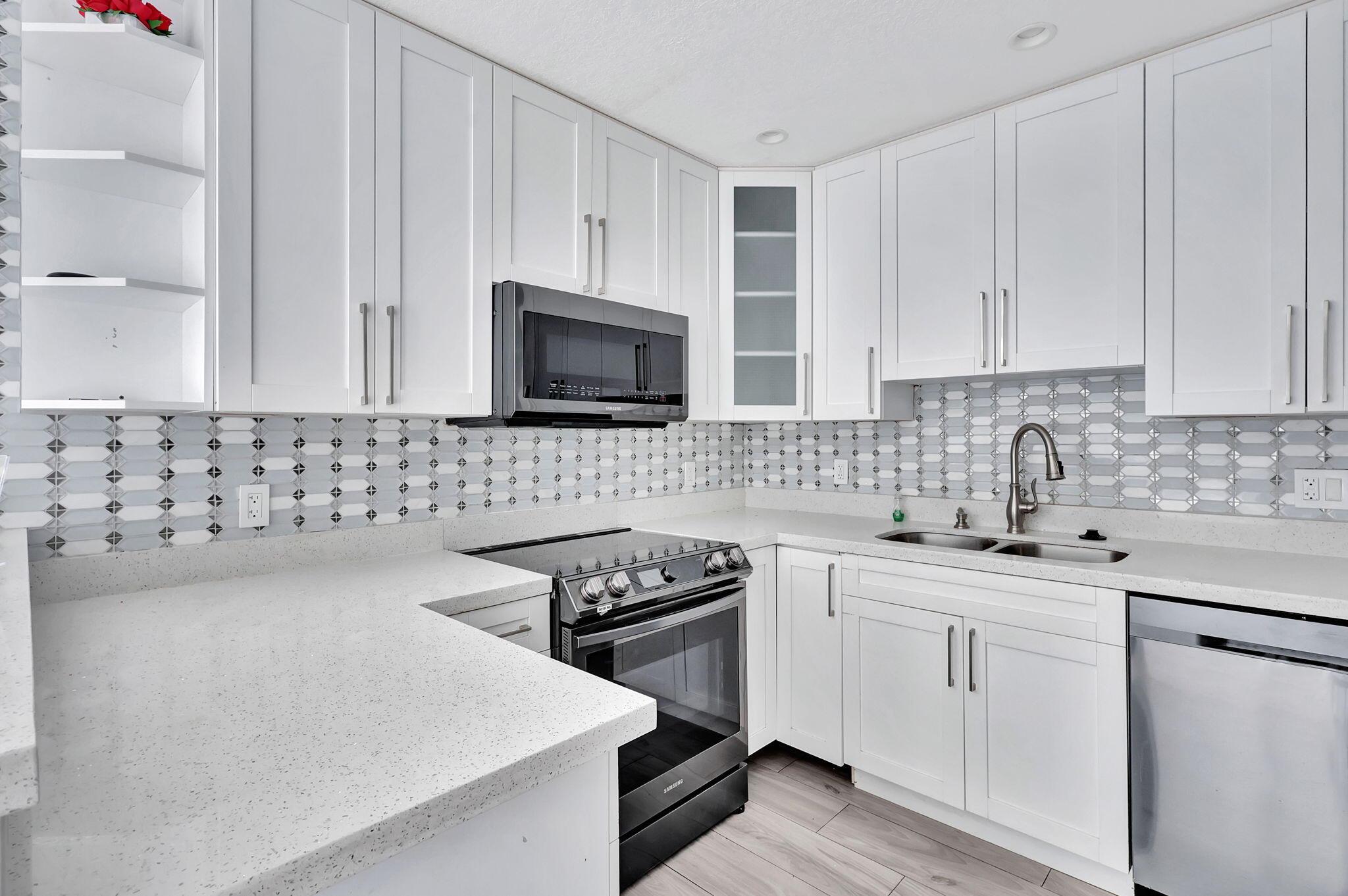 Great second floor unit with 2 bedrooms. Renovated kitchen and appliances. Beautiful neighborhood!