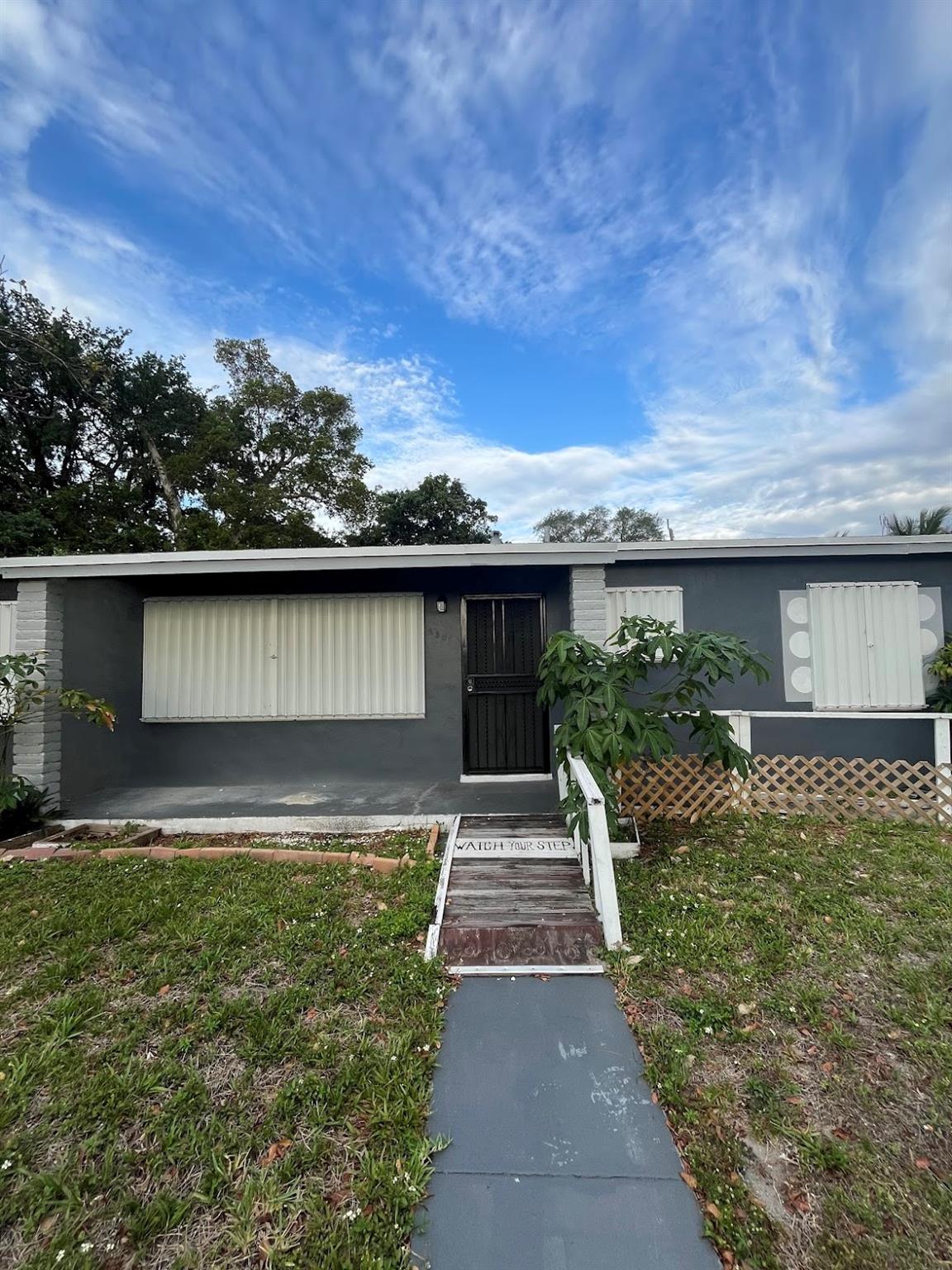 Investor special, cash buyers only! Property needs a total/full renovation. All offers must be submitted by 8/22/25, 5pm. See broker remarks for offer instructions.