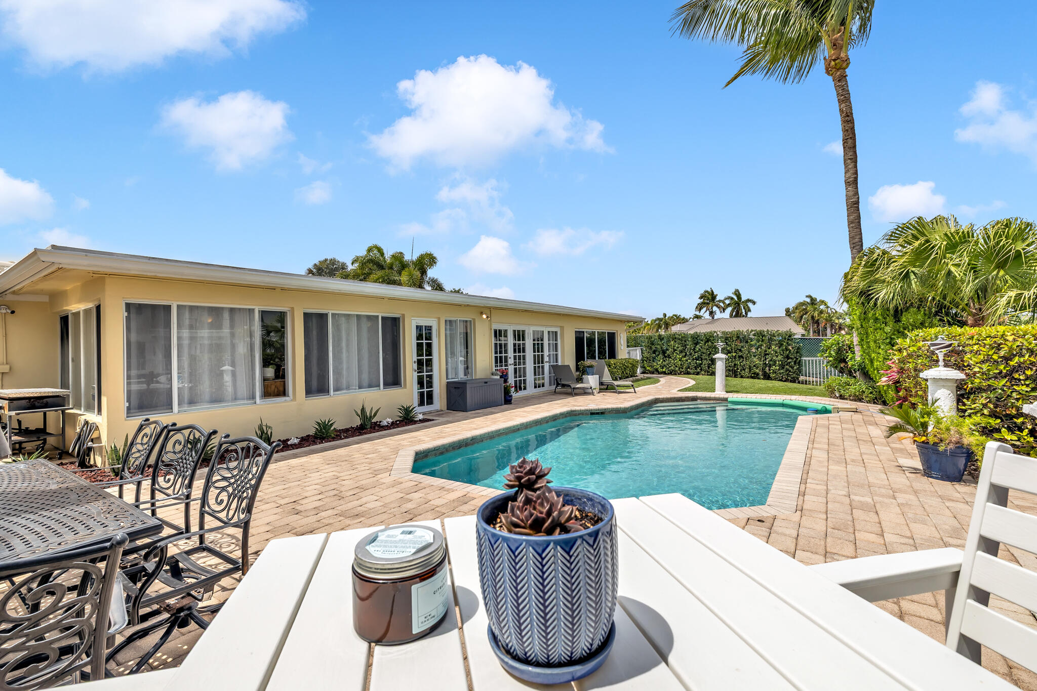 CORAL KEY VILLAS 3RD SEC - Residential