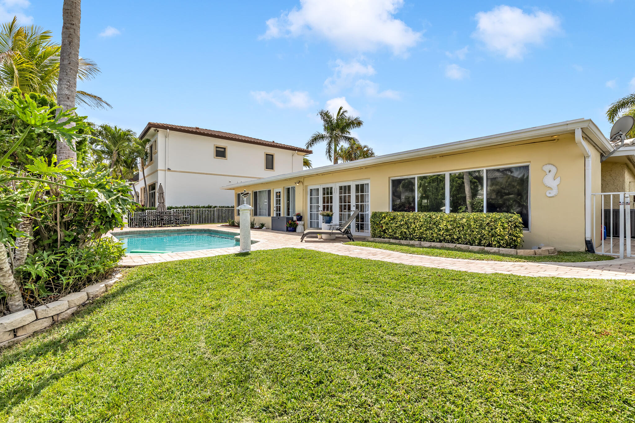 CORAL KEY VILLAS 3RD SEC - Residential