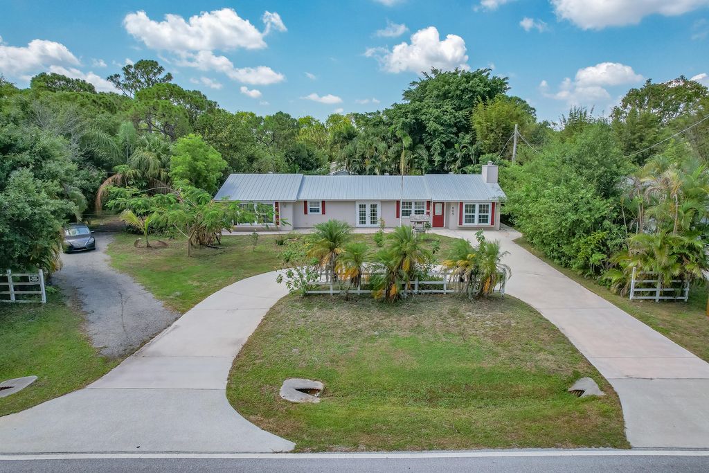 Photo of 905 E Easy Street, Fort Pierce, FL 34982 (MLS # R10992156)