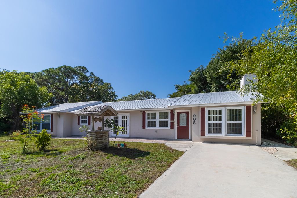 Photo of 905 E Easy Street, Fort Pierce, FL 34982 (MLS # R10992156)