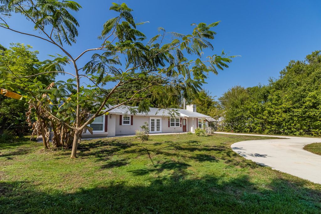 Photo of 905 E Easy Street, Fort Pierce, FL 34982 (MLS # R10992156)