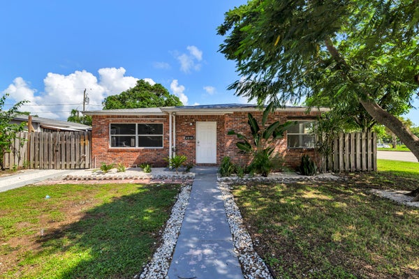3910 MERRILL AVE, WEST PALM BEACH, FL 33405 - Image b94232e4c9f05bdb1e1a58d0e3c4e5c9/3223415001